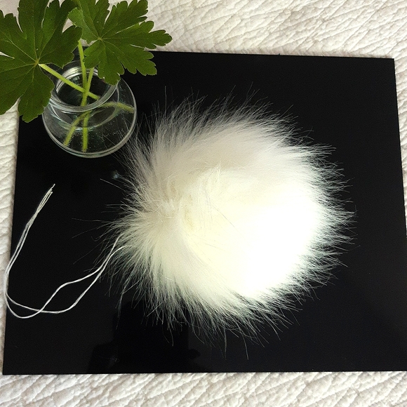 Fur pompom - Picture 2 of 4